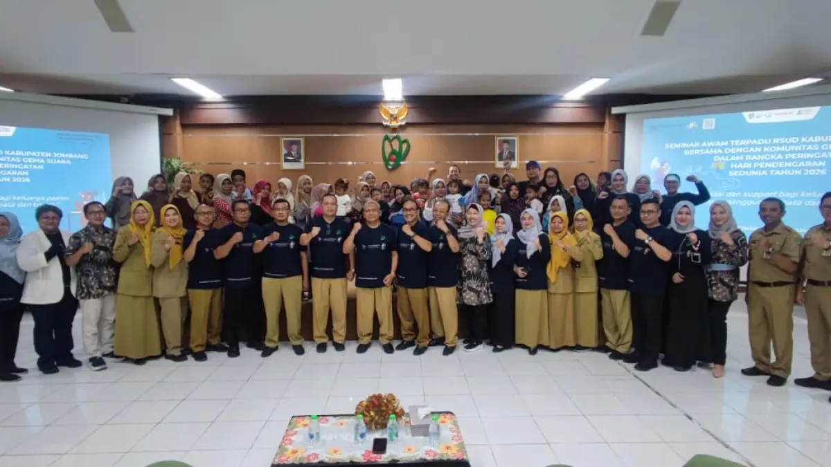 KOMPAK: Direktur RSUD Jombang dr Pudji Umbaran MKP bersama seluruh peserta memperingati Hari Pendengaran Sedunia 2026, Selasa (5/5).