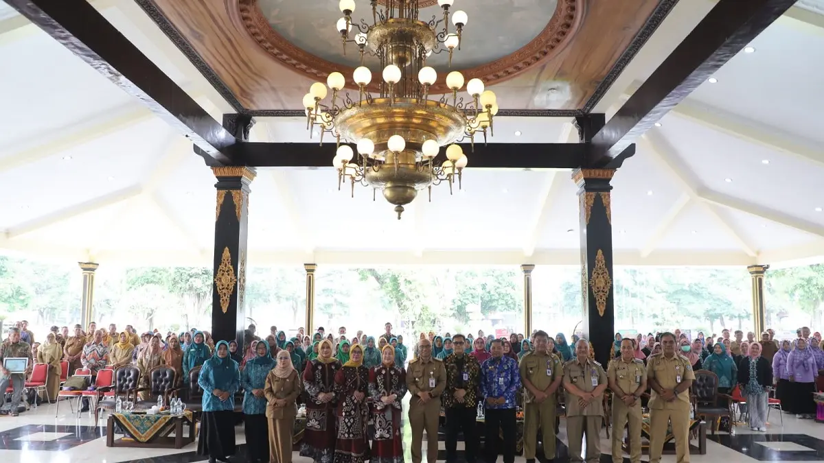 SINERGI: Kepala DLH Kabupaten Jombang, Miftahul Ulum, bersama Ketua TP PKK Kabupaten Jombang, Yuliati Nugrahani, dan kader Proklim. 