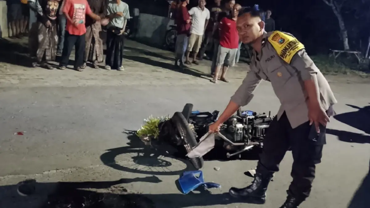 Kecelakaan maut melibatkan sepeda motor dan dua truk gandeng terjadi di Jalan Raya Desa Sembung, Kecamatan Perak, Kabupaten Jombang, Selasa (5/5) malam