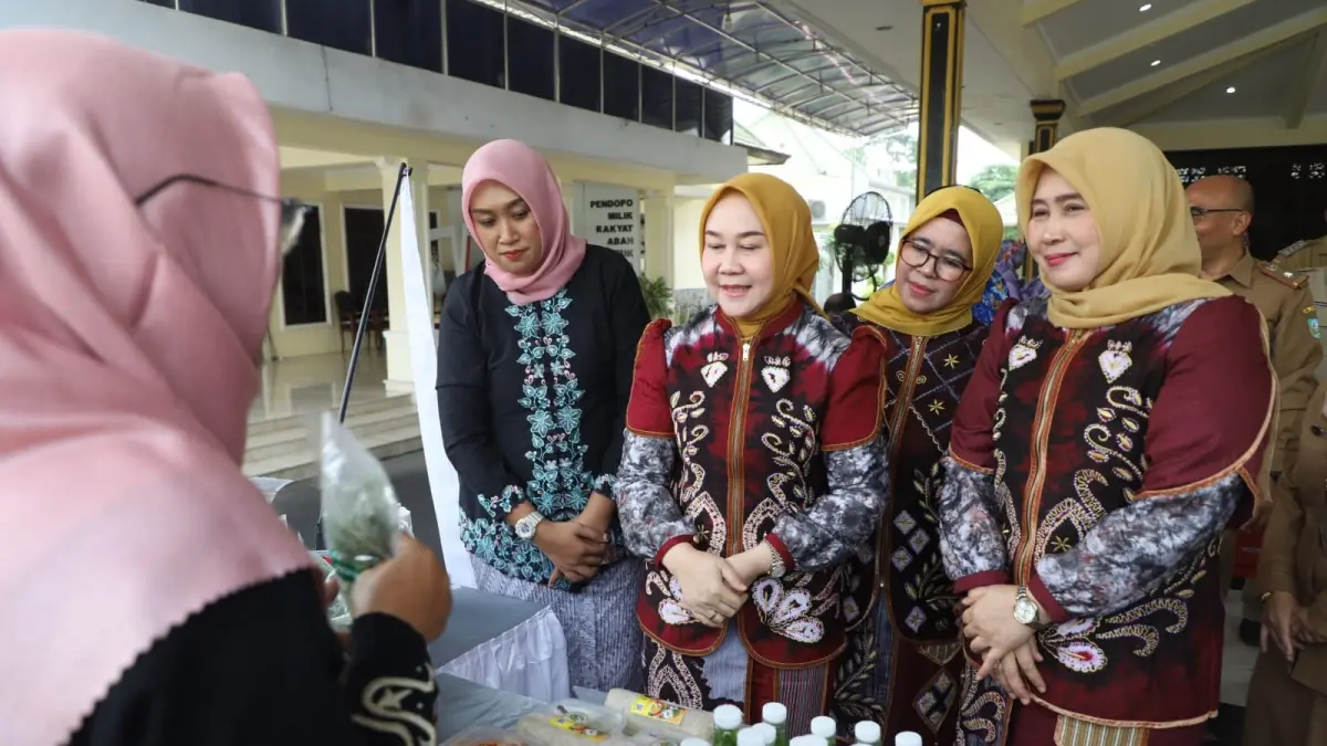Ketua TP PKK Kabupaten Jombang, Yuliati Nugrahani Warsubi saat meninjau stand UMKM