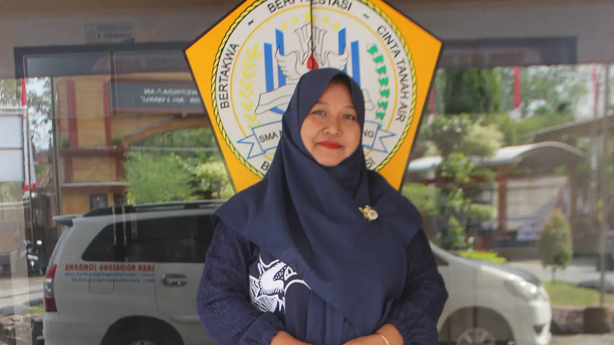 Linda Widyastuti, S.S., S.Pd, guru SMAN Mojoagung