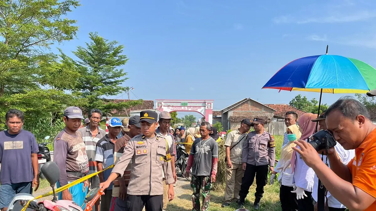 Seorang petani ditemukan meninggal dunia mendadak di pinggir jalan depan lapangan Desa Banjarsari, Kecamatan Bandarkedungmulyo, Rabu pagi (6/5/2026). 
