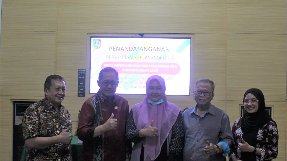 BARU: Kepala Dispendukcapil Jombang Masduqi Zakaria menandatangani PKS dengan rumah sakit untuk program Dokter Drupadi.