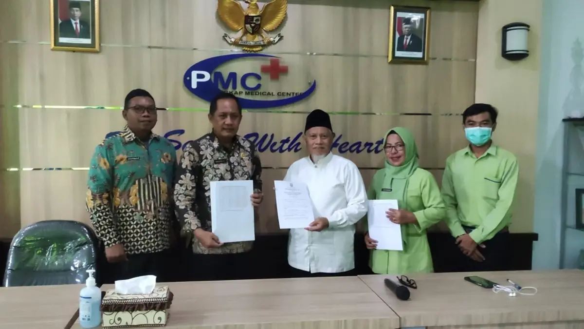 
DEKATKAN LAYANAN: Kepala Dispendukcapil Jombang Masduqi Zakaria (dua dari kiri) usai menandatangani perjanjian kerja sama (PKS) dengan rumah sakit di Jombang.
