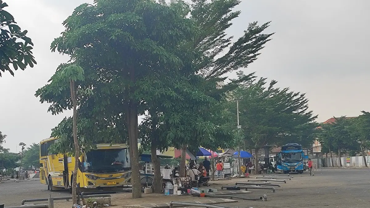 
DITARGET PALING TINGGI: Bus besar parkir di Terminal Kawasan Wisata Religi Gus Dur (KWRG) di Desa Cukir, Kecamatan Diwek.

