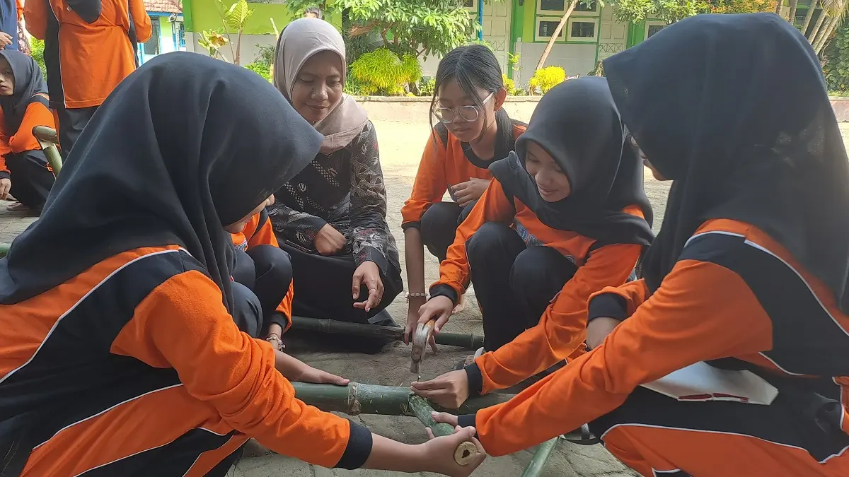 KOMPAK: Siswa SMPN 2 Megaluh membuat egrang dari bahan-bahan yang telah disediakan didampingi guru.