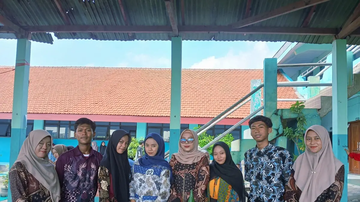 MOMEN NASIONAL: Siswa Smaduta didampingi guru saat merayakan peringatan Hari Kartini dan Hari Pendidikan Nasional.