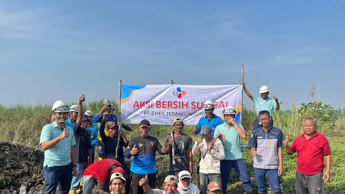 PEDULI: PT CJI bersama warga Jatigedong Kecamatan Ploso gelar aksi bersih sungai Bancang, kemarin (6/5).