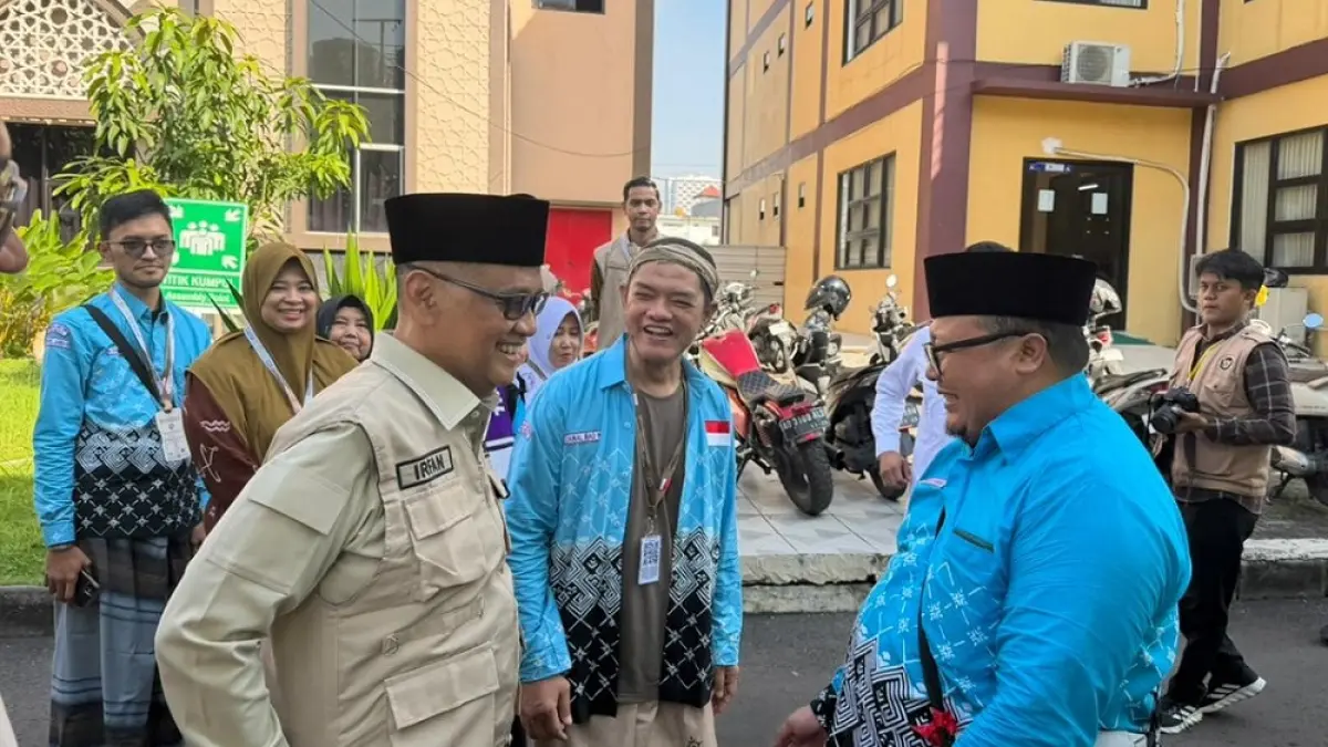 PEMBEKALAN: Ketua Rombongan 1 SUB Kloter 61 Zulfikar Damam Ikhwanto Adhim saat mendapat pembekalan dari Menteri Haji dan Umrah RI KH Mochamad Irfan Yusuf (Gus Irfan)