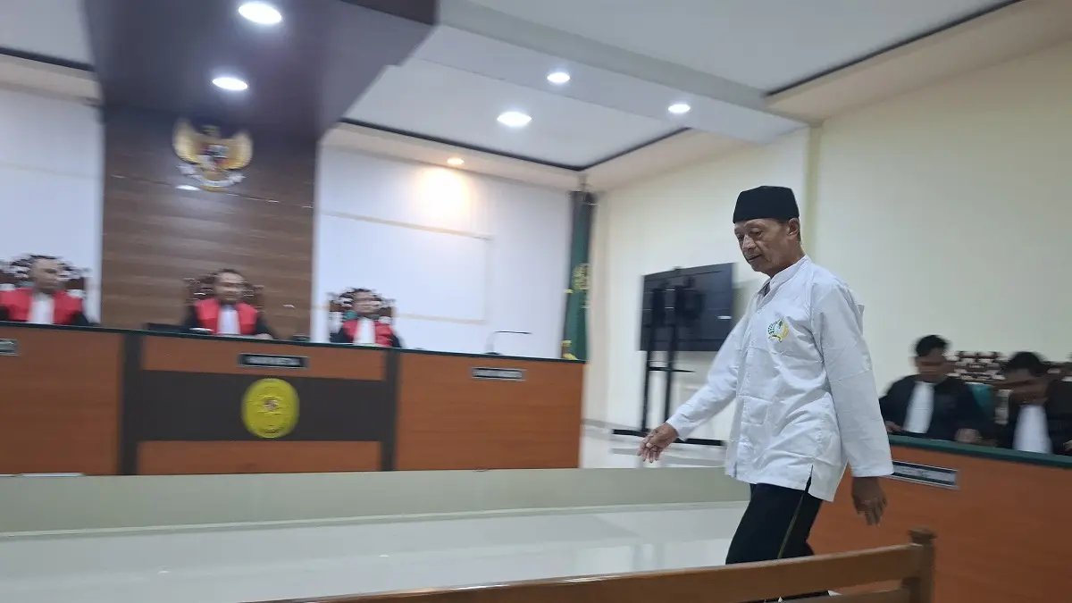 Purnomo, terdakwa kasus pembunuhan istri siri di Mojoagung saat menjalani sidang (7/5)