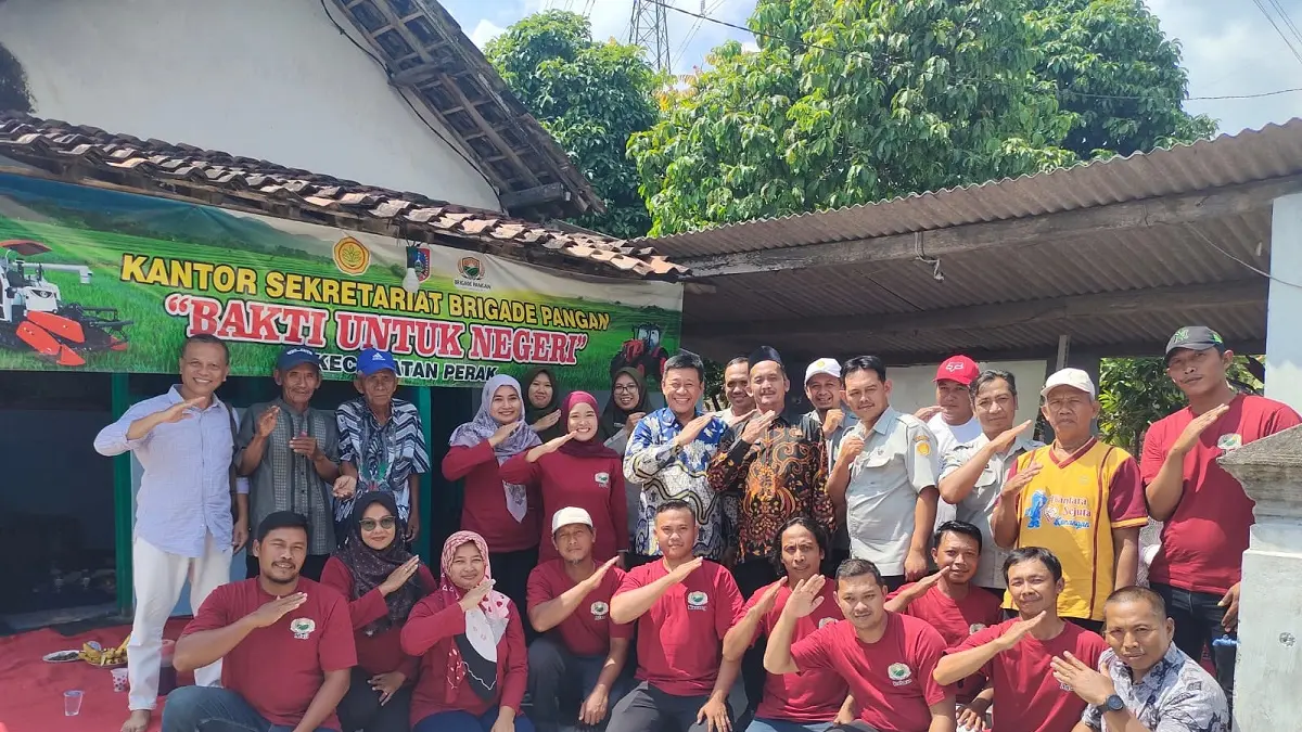 SINERGI PERTANIAN: Kepala Desa Sumberagung Mohammad Mukhlis mendampingi Kepala Dinas Pertanian Kabupaten Jombang M Rony bersama Brigade Pangan Bakti Untuk Negeri Kecamatan Perak, di kantor sekretariat BP Dusun/Desa Sumberagung, Kamis (7/5) siang. 