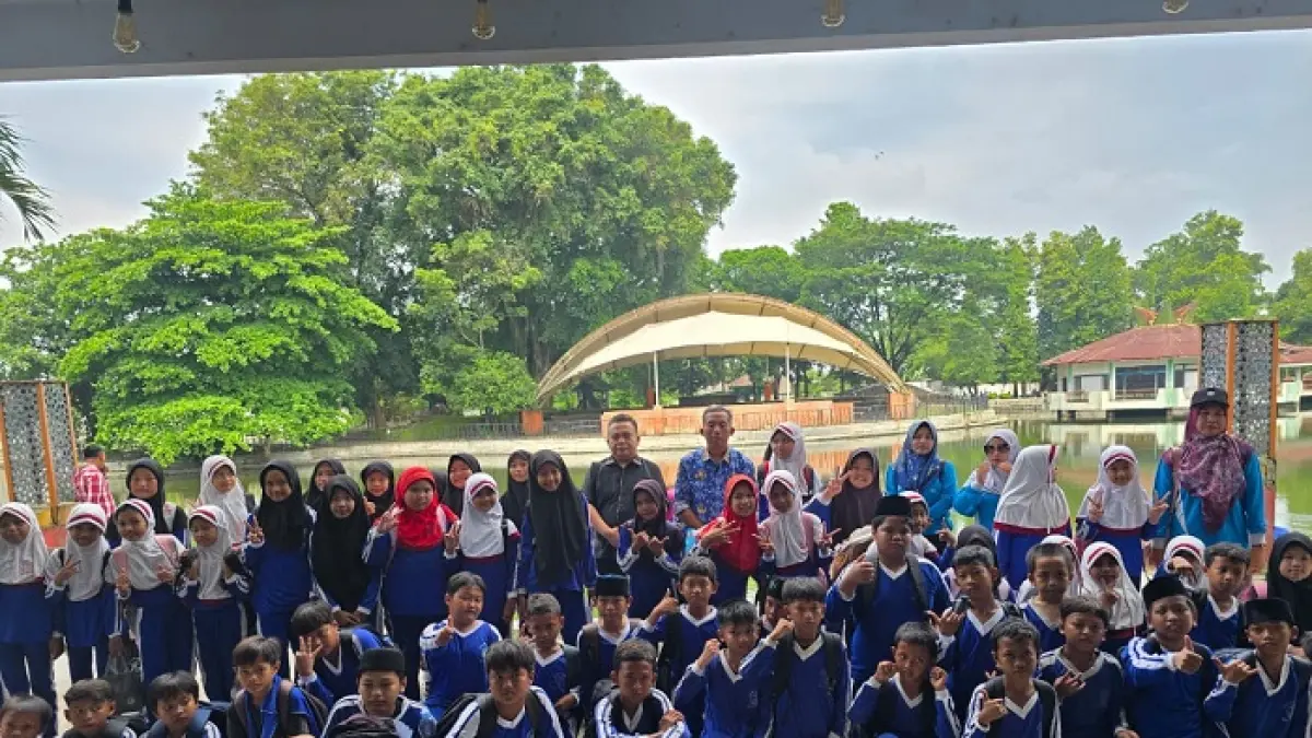 TELADAN: Wakil Ketua 3 DPRD Jombang, HM Syarif Hidayatullah ST MMT (Gus Sentot), bersama siswa peserta edukasi renang gratis di Tirta Wisata, Keplaksari, Peterongan, Senin (27/4). 
