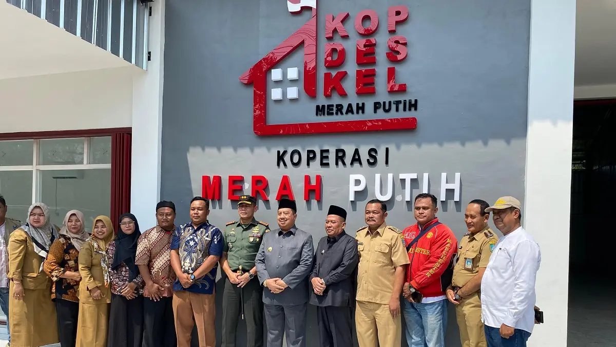 TINJAU: Kepala Desa Tunggorono Didik Dwi Mulyawan mendampingi kunjungan jajaran Forkopimda Jombang saat meninjau kesiapan KDMP Tunggorono, Senin (4/5).