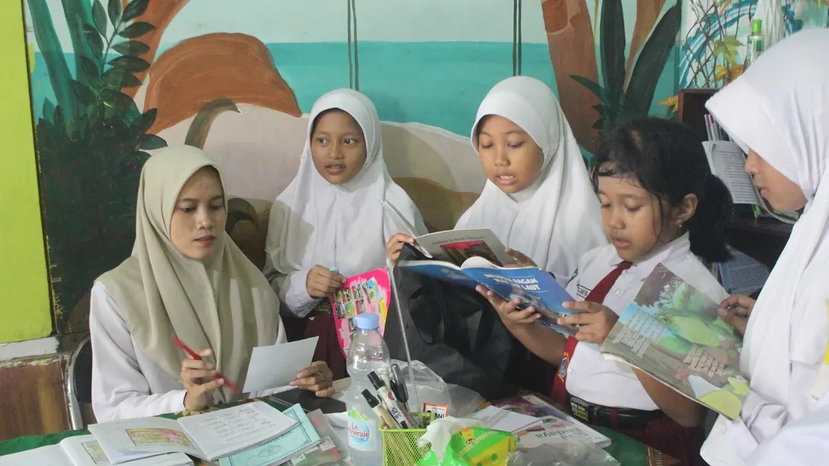 ANTUSIAS: Pembina ekstrakurikuler keagamaan SDN Jombatan 3 Kecamatan Jombang saat mengajar di kelas, (27/4)