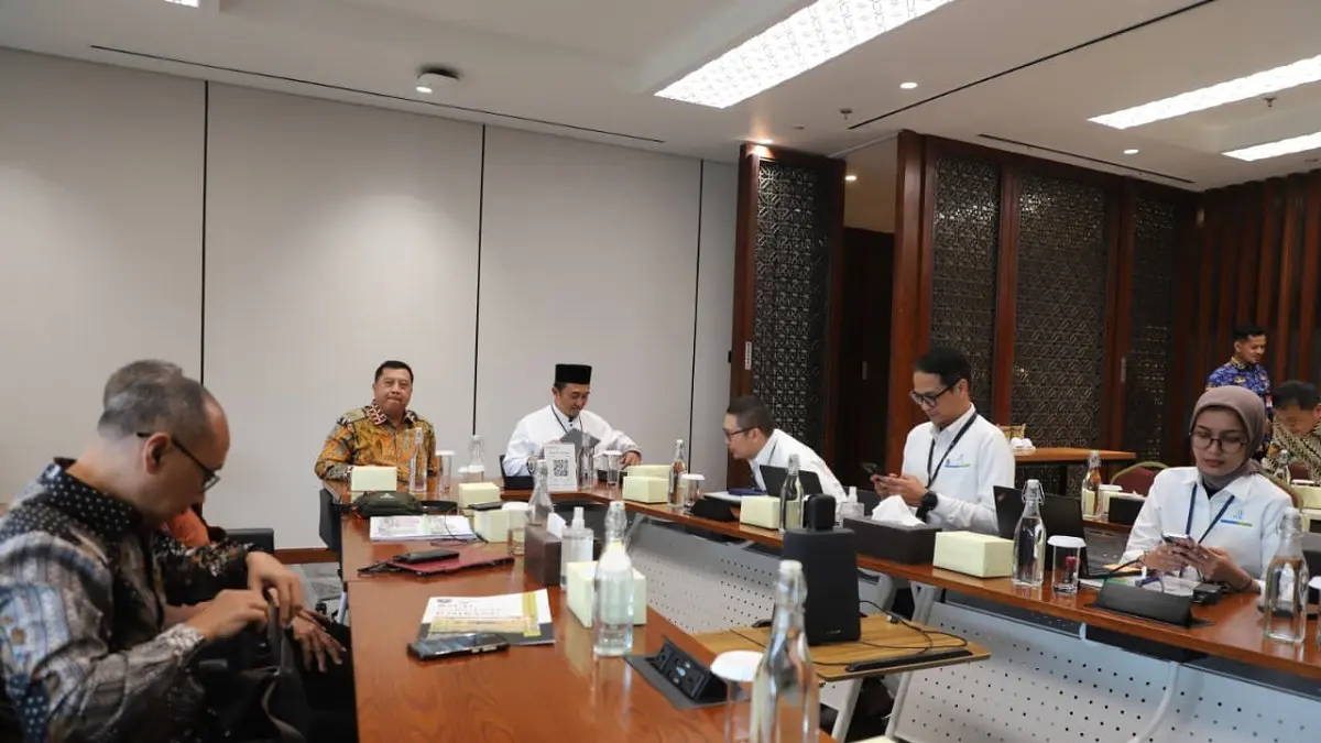 MINTA RESTU: Bupati Jombang Warsubi saat bertemu Direktur Pendapatan Daerah Direktorat Jenderal Bina Keuangan Daerah Kemendagri, Teguh Narutomo, dan jajaran Kemendagri di Jakarta, Senin (27/4).