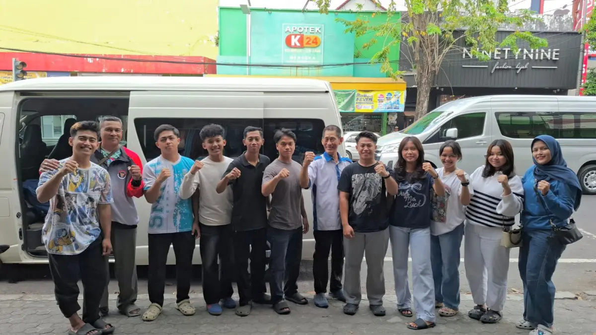 SEMANGAT: Ketua Harian Forki Jombang, Kwat Prayitno, memberangkatkan delapan atlet yang tampil Kejurnas mewakili Forki Jatim, (5/5) 