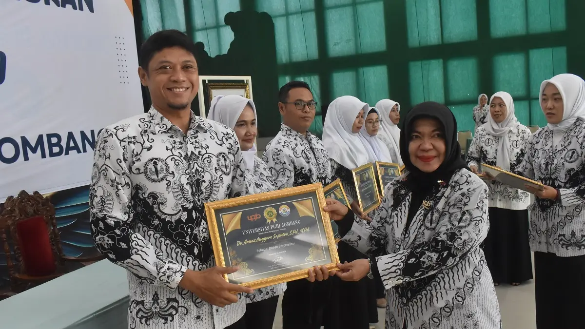 TELADAN: Rektor UPJB Prof Dr Dra Munawaroh MKes menyerahkan apresiasi kepada alumni berprestasi