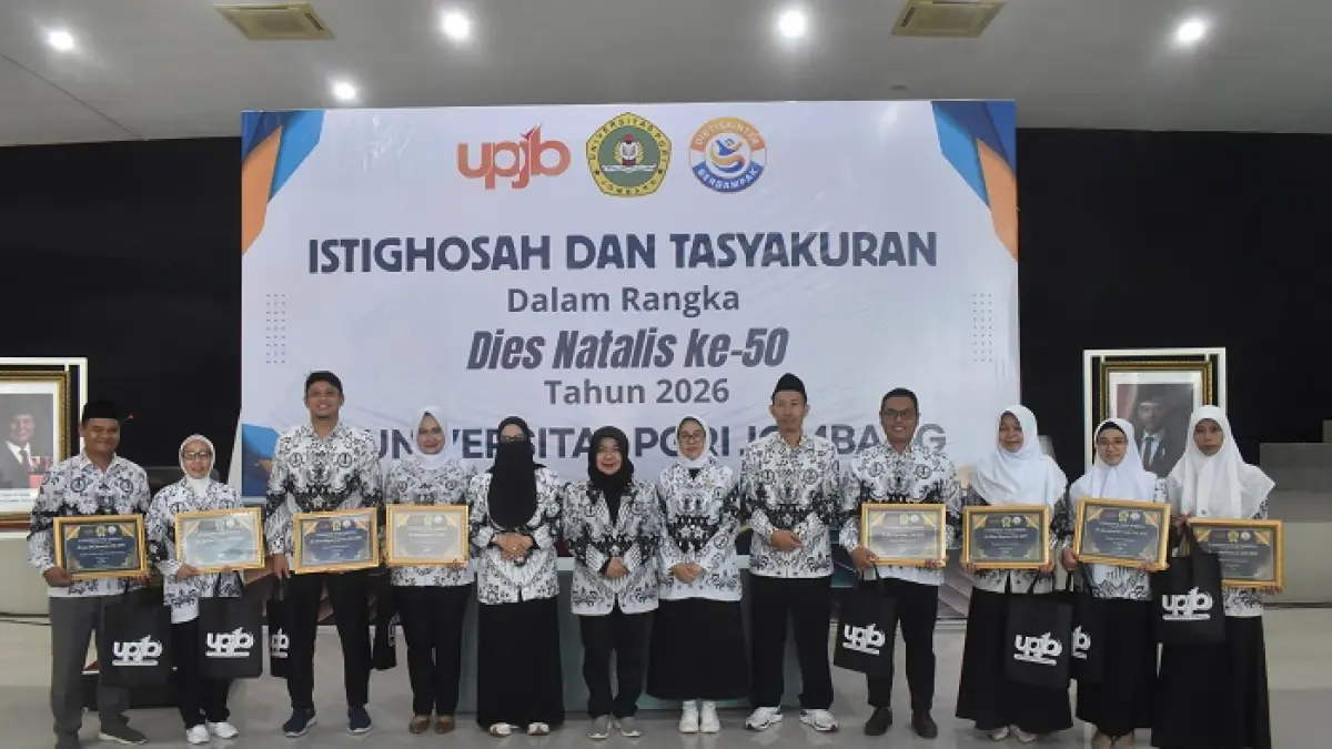 TELADAN: Rektor UPJB Prof Dr Dra Munawaroh MKes saat memimpin prosesi dies natalis ke-50.