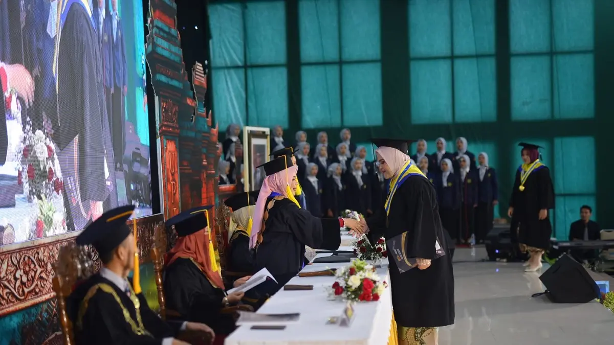 KHIDMAT: Mahasiswa UPJB mengikuti prosesi wisuda di Auditorium Natuwar, Sabtu (9/5). 