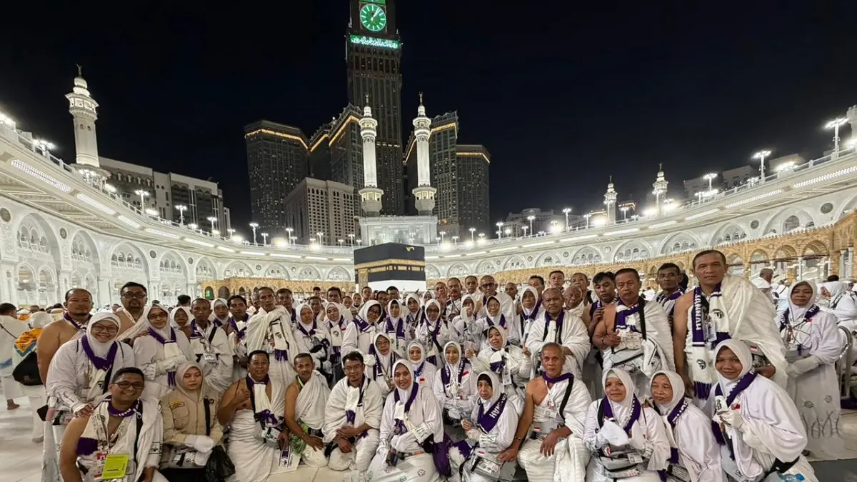 LANCAR: Ketua Rombongan 1 SUB Kloter 61, sekaligus pembimbing KBIHU Thoriqul Jannah, H Zulfikar Damam Ikhwanto Adhim, memimpin umrah wajib, Jumat (8/5).