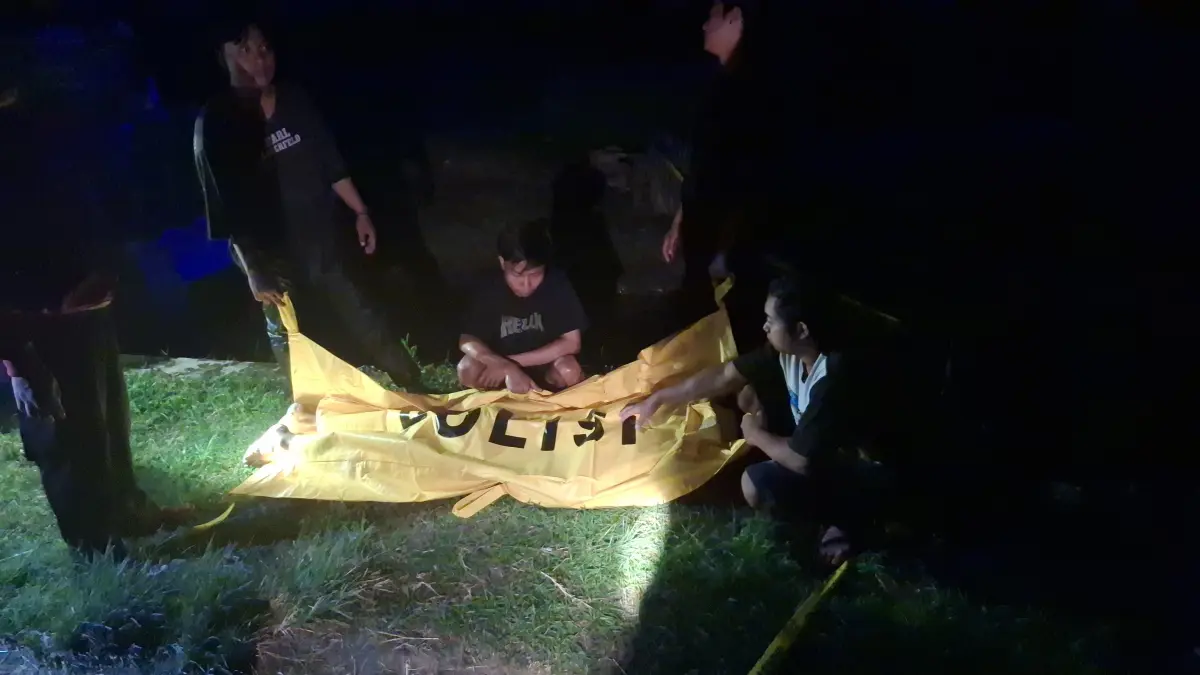 Proses evakuasi jasad pria di saluran irigasi Dusun Cangkringmalang, Desa Sidomulyo, Megaluh, Jombang Minggu (9/5) malam