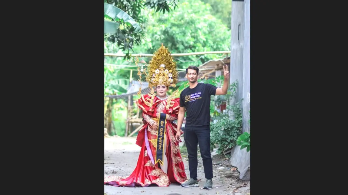 Satrio Irianto alias Rio Fajri saat menunjukkan hasil karyanya