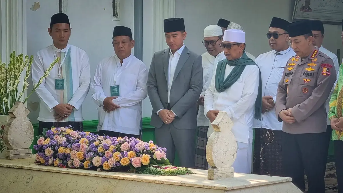 Wakil Presiden Gibran Rakabuming Raka saat ziarah makam KH Wahab Chasbullah di Pesantren Pondok Pesantren Bahrul Ulum, Tambakberas, Jombang, Minggu (10/5).
