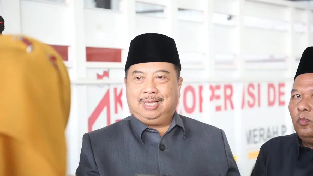 BERI PENJELASAN: Bupati Jombang Warsubi saat memberikan penjelasan kepada wartawan. 