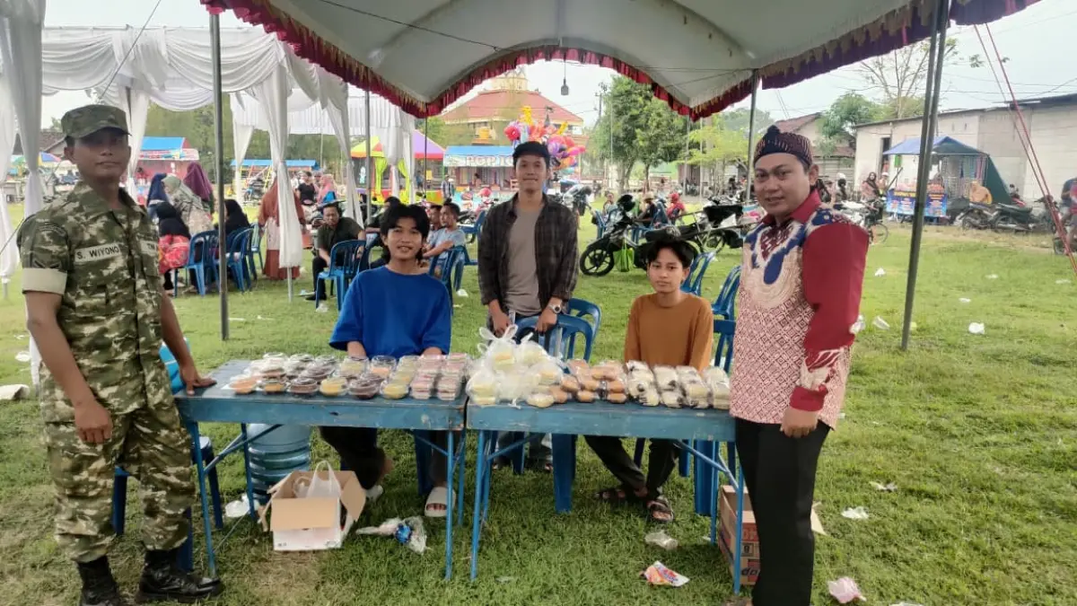 GENJOT EKONOMI LOKAL: Pj Kepala Desa Kampungbaru Daniel Danang Darmawan mengunjungi stan produk lokal desa saat kegiatan sedekah desa dan gelar potensi UMKM Desa Kampungbaru, Jumat (8/5) sore. 