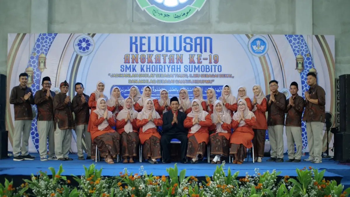 Kepala SMK Khoiriyah, Ribut Heru Sugeng Santoso SPd (tengah) bersama guru dan staf.
