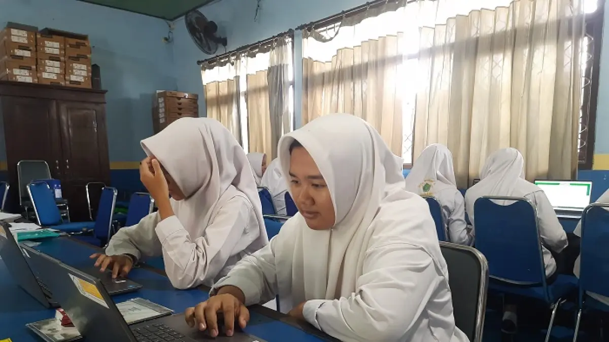 LANCAR: Pelaksanaan ujian madrasah di MTsN 4 Jombang, Senin (11/5)