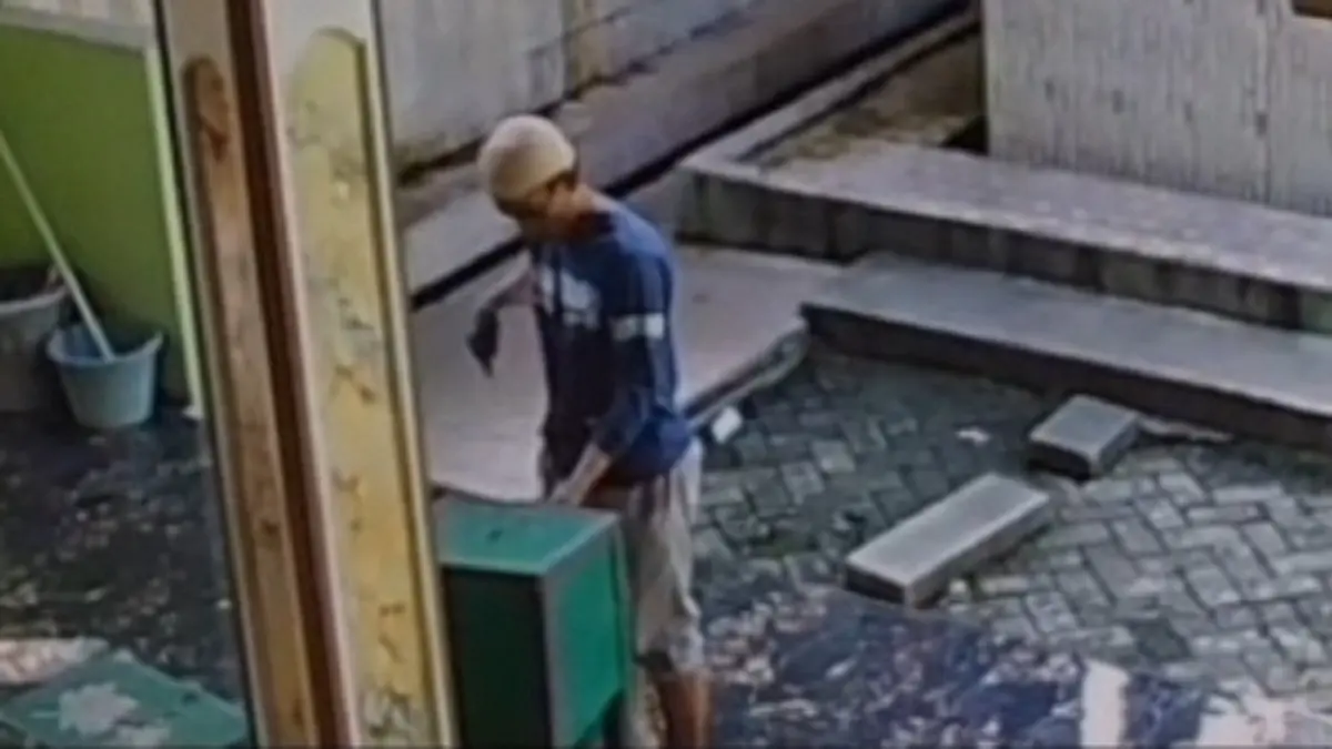 Pria ini terekam CCTV membobol kotak amal musala di Mojoagung Jombang