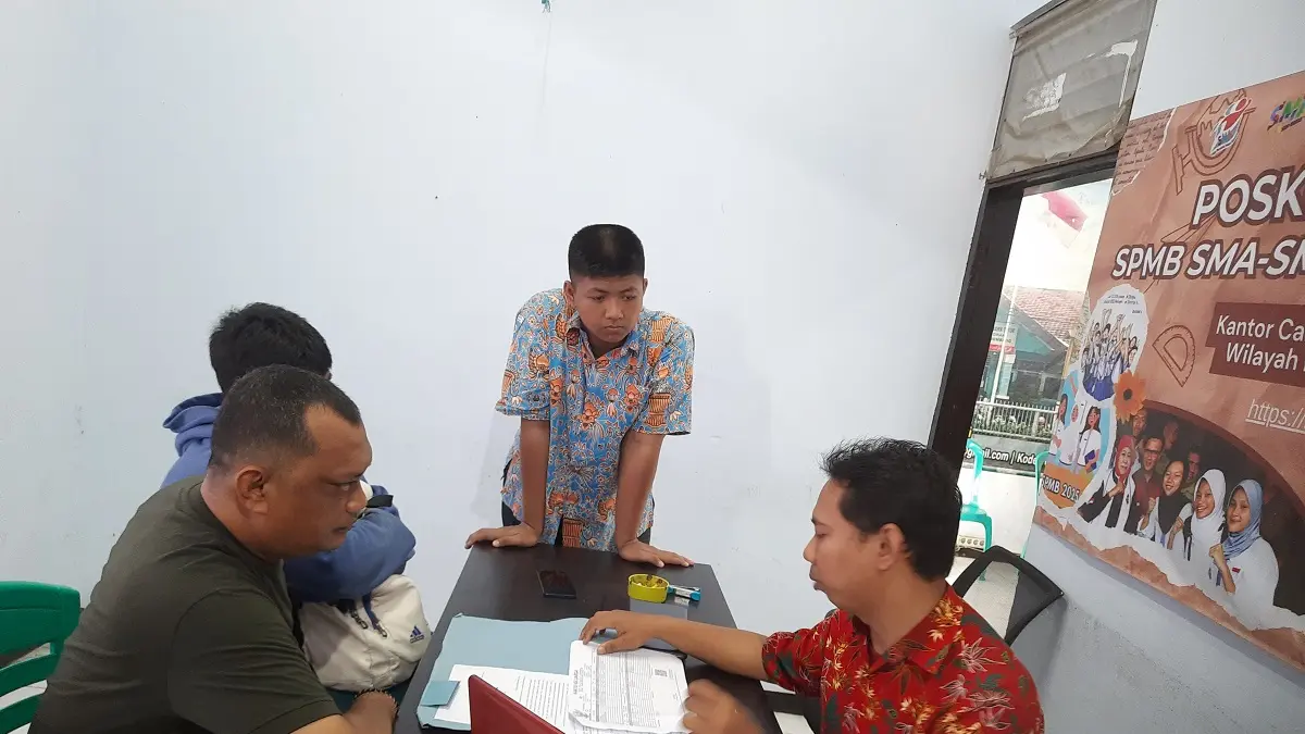 RAMAH: Pelayanan di posko SPMB di kantor Cabang Dinas Pendidikan Wilayah Kabupaten Jombang 