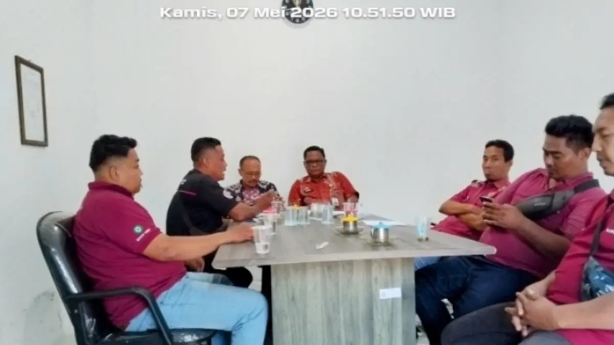 RAPAT BERSAMA: Mediasi tripartit yang digelar Dinas Tenaga Kerja (Disnaker) Jombang, Serikat Buruh Plywood Jombang (SBPJ) dan manajemen memutuskan.