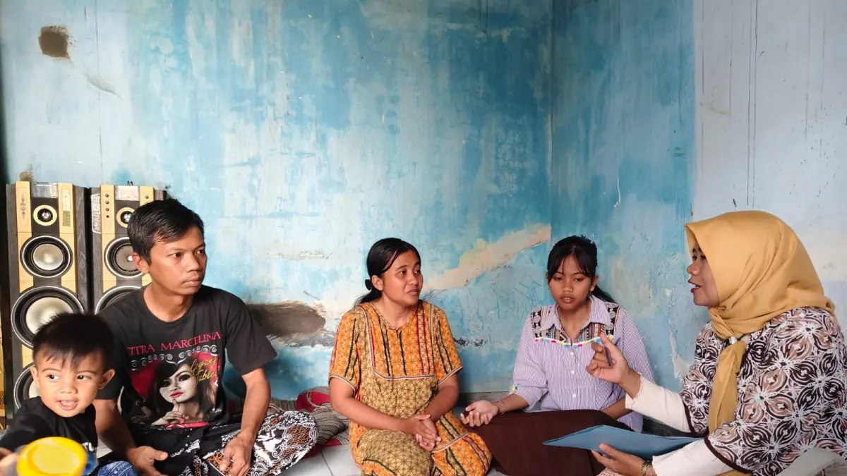VERIFIKASI FAKTUAL: Petugas Dinsos Jombang door to door melakukan verifikasi ke calon siswa sekolah rakyat di Kecamatan Sumobito.