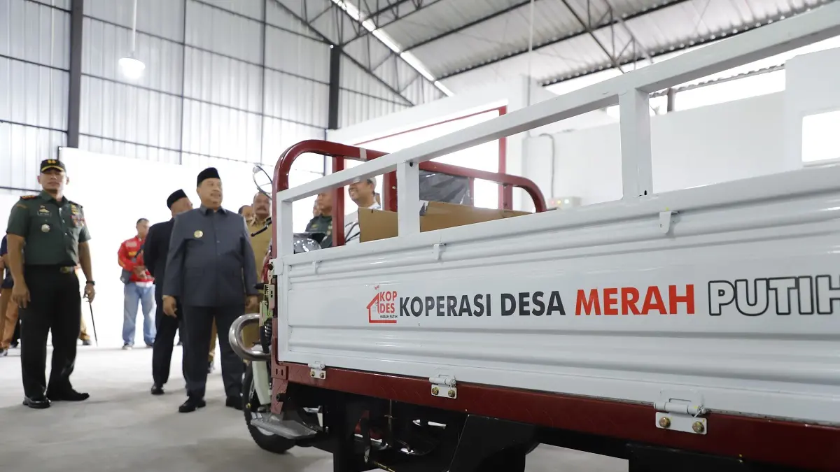 Bupati Jombang Warsubi saat sidak KDKMP Desa Tunggorono