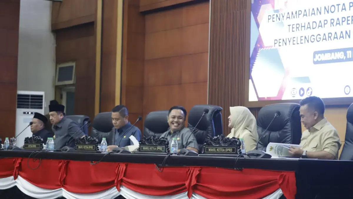 FOTO: AZMY ENDIYANA Z/JAWA POS RADAR JOMBANG
DIKEBUT: DPRD dan Pemkab Jombang menggelar paripurna penyampaian nota penjelasan Raperda Jasa Konstruksi.
