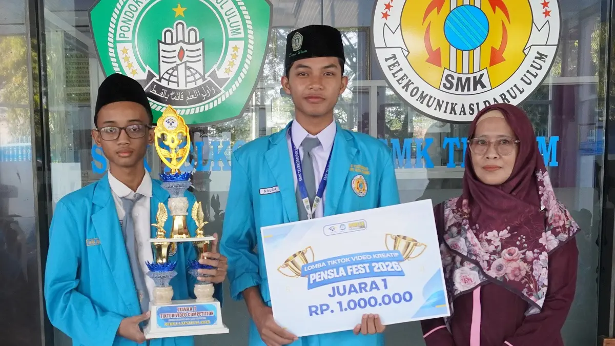 
GENERASI JUARA: Kepala SMK Telekomunikasi Darul Ulum Jombang, Nur Laila SPd, mendampingi para siswa peraih juara.
