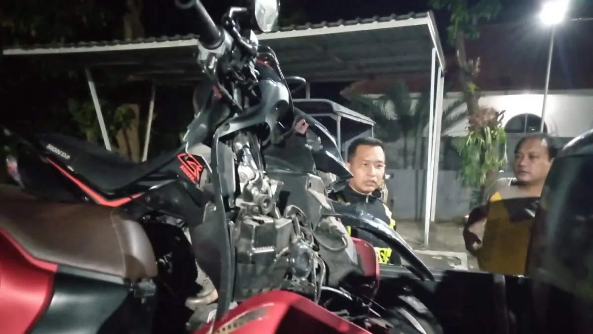 Kecelakaan lalu lintas melibatkan dua sepeda motor terjadi di Desa/Kecamatan Jogoroto, Kabupaten Jombang, Senin (11/5) malam