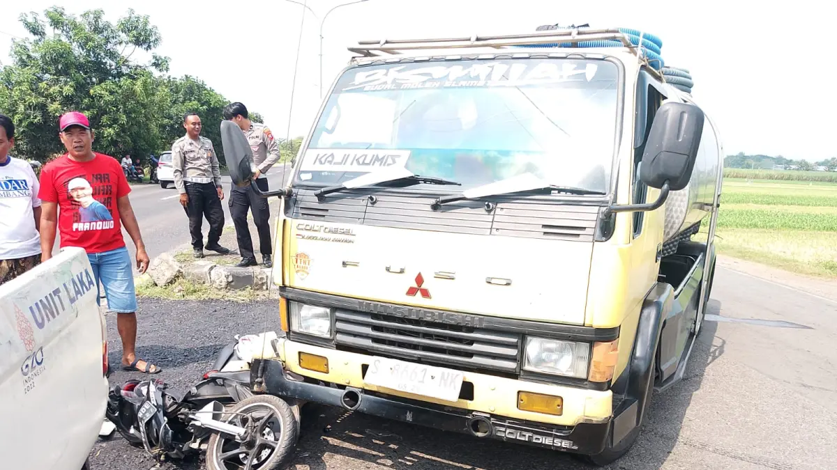 Kecelakaan lalu lintas melibatkan truk tangki dan sepeda motor terjadi di Jalan Raya Desa Betek, Kecamatan Mojoagung, Kabupaten Jombang, Selasa (12/5) siang. 