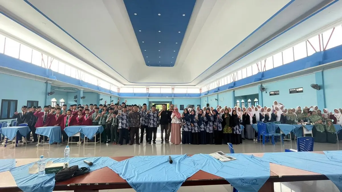 KOMPAK: Forum Kepala Unit Pendidikan Darul Ulum (FKUPDU) bersama peserta jurnalistik. 