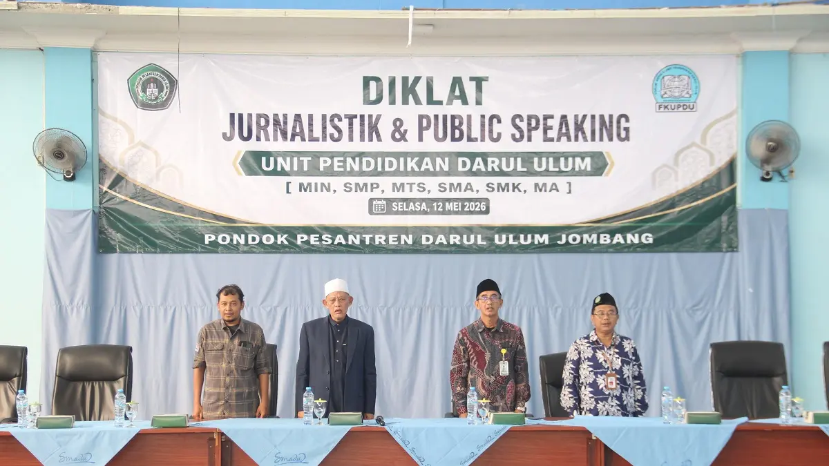 TELADAN: Ketua Umum Majelis Pimpinan Pondok Pesantren Darul Ulum (MPPDU) Rejoso, KH Cholil Dahlan, membuka Diklat Jurnalistik dan Public Speaking di Gedung Serba Guna SMA Darul Ulum 2 Unggulan BPPT, Selasa (15/5). 