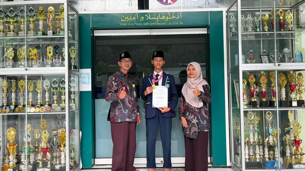 WADAHI BAKAT SISWA: Hamizan bersama Kepala SMP Darul Ulum 1 Unggulan Peterongan H Mochamad Yusuf SAg MPd dan Wakil kepala sekolah bidang Pengembangan SMP Darul Ulum 1 Peterongan Astri Faizah MPd.
