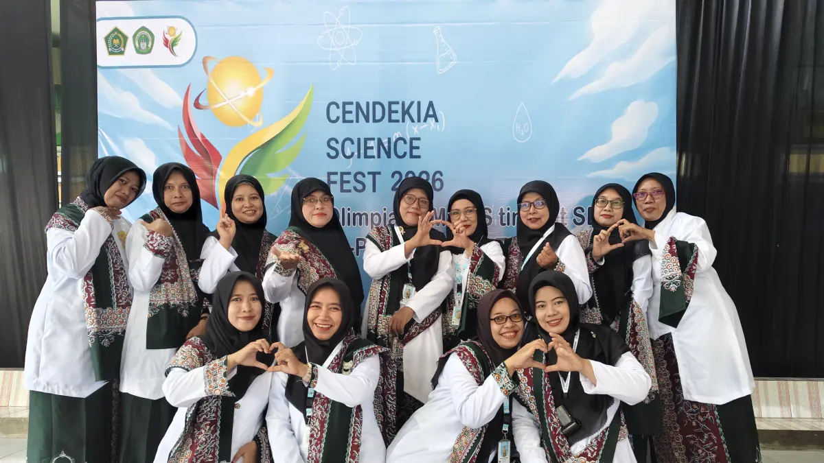 Ely Novito Sari, SPd, guru MTsN 2 PPDU Rejoso Peterongan  bersama rekan rekannya