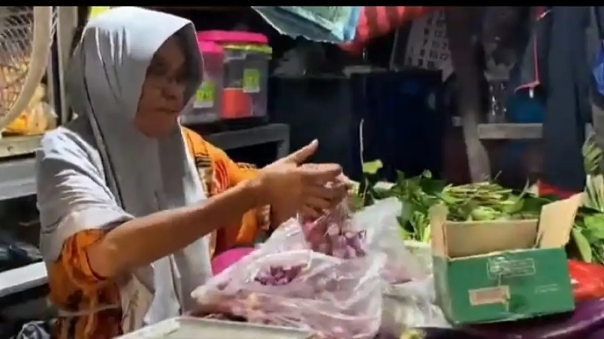 Pedagang pasar Pon saat melayani belanja