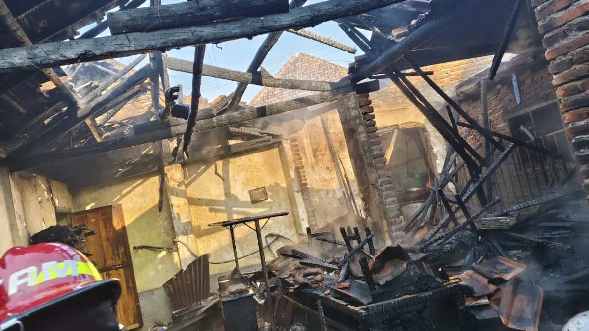 Rumah milik Laili di Dusun Blimbing RT 04 RW 02, Desa Kwaron, Kecamatan Diwek, Kabupaten Jombang, terbakar Rabu pagi (13/5).&nbsp;