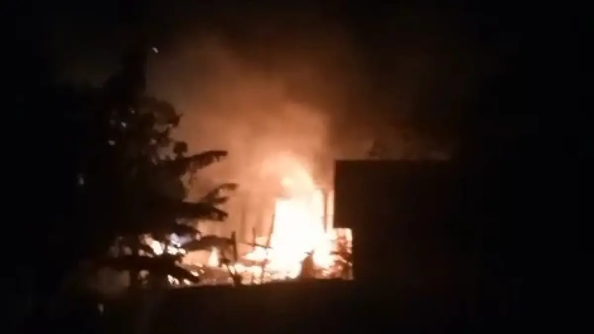 Sebuah rumah di Dusun Proko, Desa Brangkal, Kecamatan Bandarkedungmulyo mengalami kebakaran Selasa (12/5) malam.