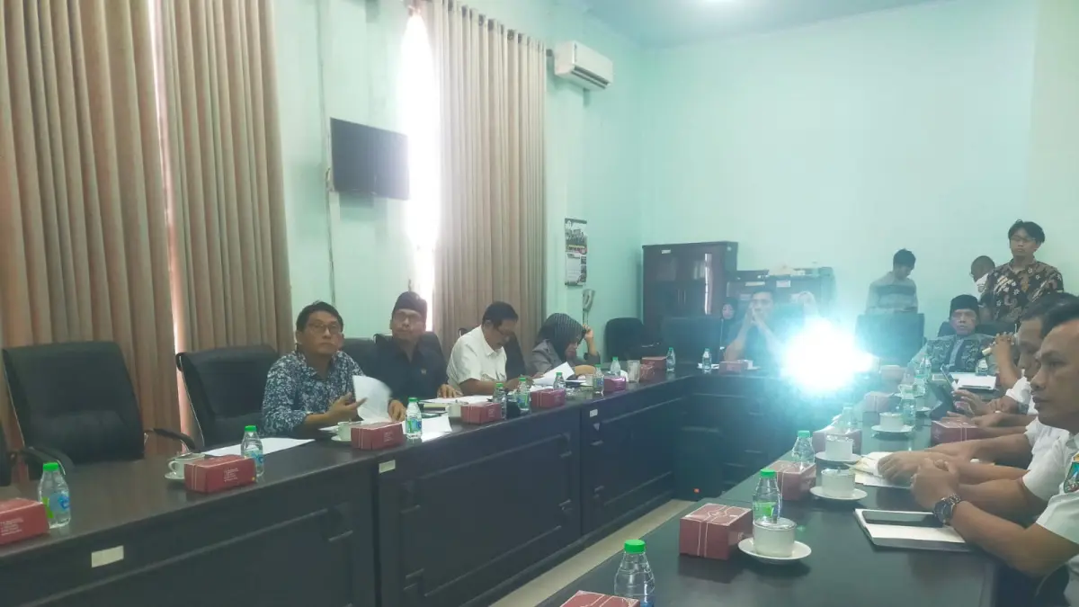 SERIUS: Komisi C DPRD Jombang menggelar RDP dengan Dinas PUPR untuk membahas efisiensi anggaran, Rabu (13/5).