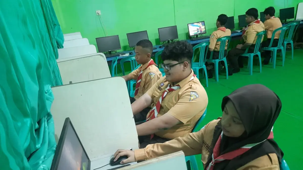 FOKUS: Siswa kelas 9 SMPN 1 Tembelang saat persiapan TKA di laboratorium komputer (10/4),