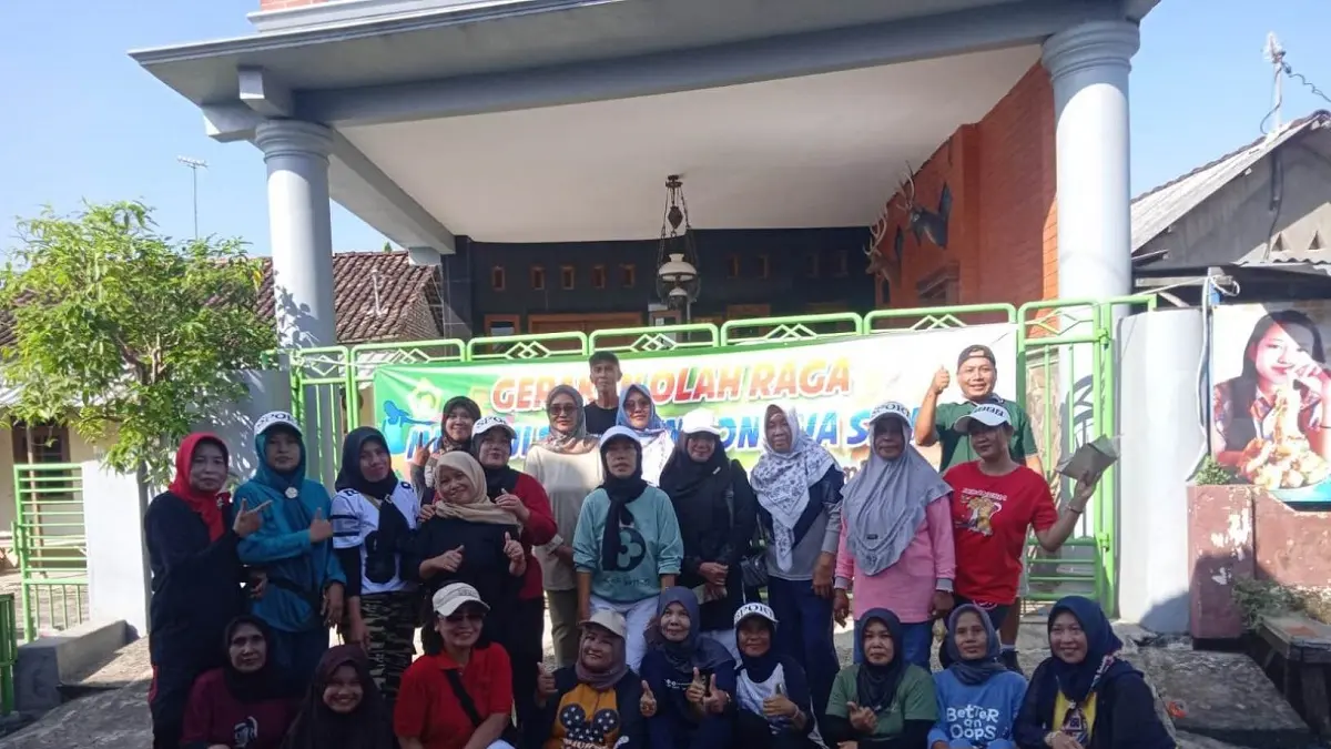 GUYUB RUKUN: Lurah Jelakombo Antin Sukma Utami bersama warga setempat selepas kegiatan senam bersama.